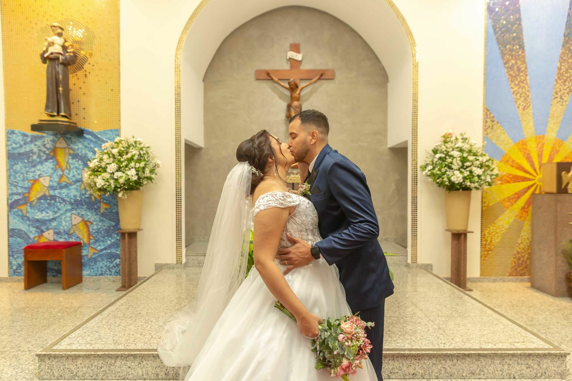 Foto RAPHAELLA & ALISON | DIA DO CASAMENTO | PARÓQUIA SANTO ANTONIO DE PÁDUA GRU - Imagem 43